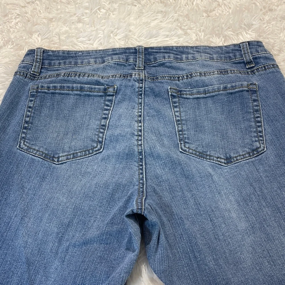 W62, SIGNATURE FIT CROP Stylish Blue Distressed Women Jeans SIZE 14